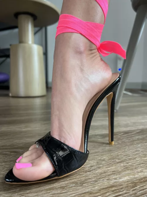 Black mules and pink straps … love this combo !
