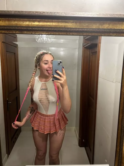 Do I look sexy with no bra?🙈