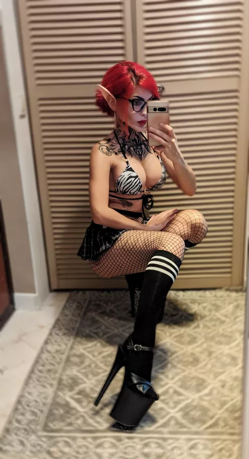 [F] Need some proper heel-kissing action