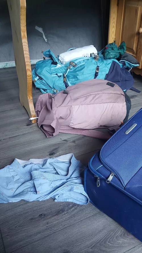 I am in camping with some straight friends. One forgot his boxershort. It smells attractiv.