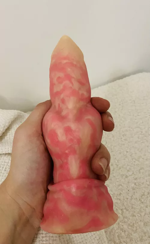 I just wanted to introduce you my new baby : a Cole [S/M] 😍 It’s my first BD, can’t wait to try it 😇