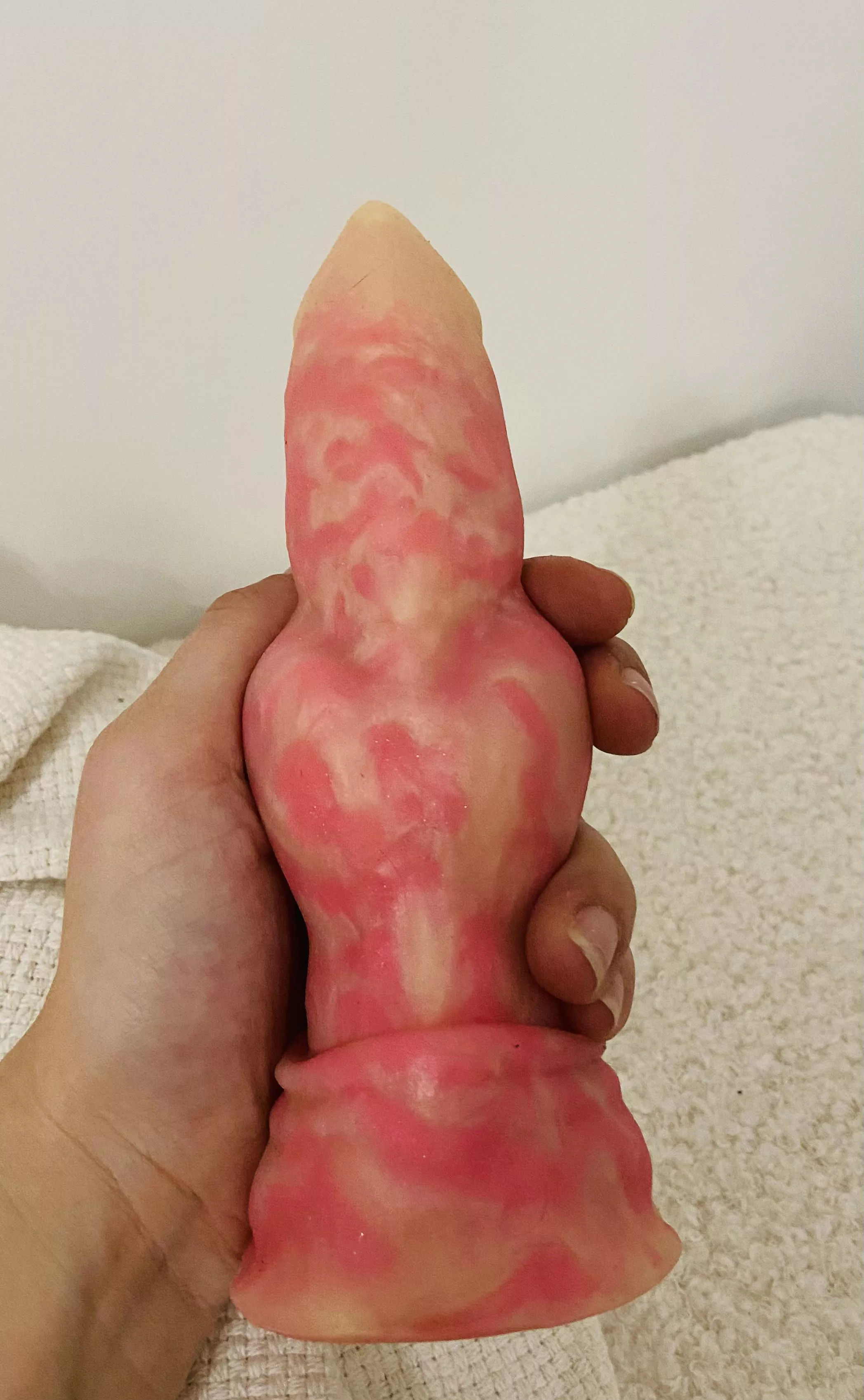 I just wanted to introduce you my new baby : a Cole [S/M] 😍 It’s my first BD, can’t wait to try it 😇