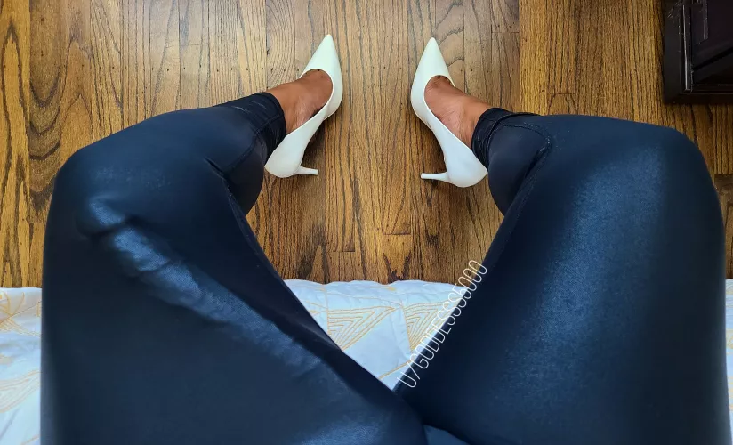 I love how you can see the details in these tight black leggings! 🖤