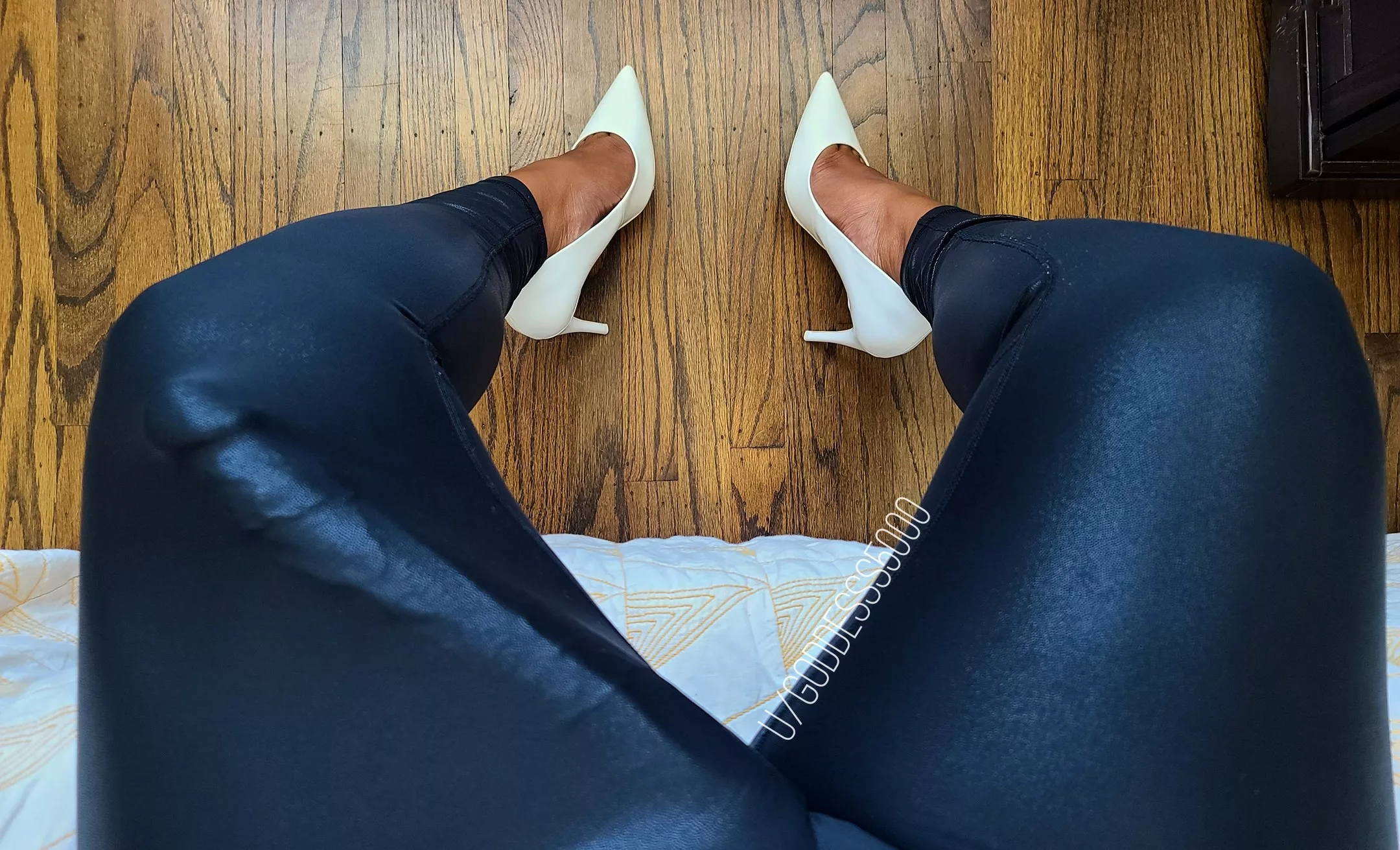 I love how you can see the details in these tight black leggings! 🖤