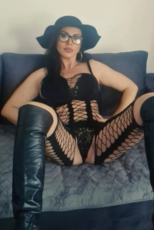 Leaving minds in wonder. 😈💭 #BrunetteSeductress