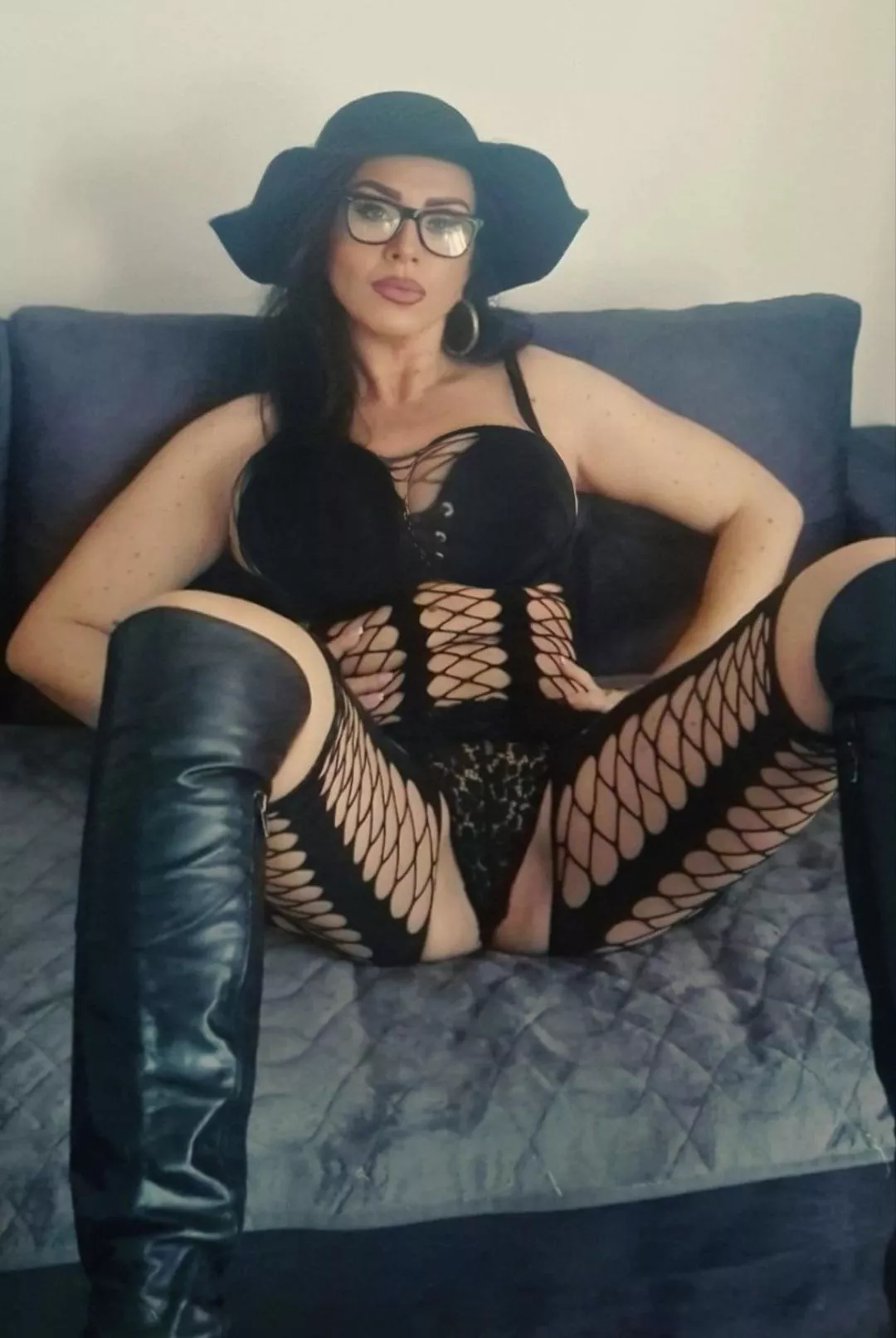 Leaving minds in wonder. 😈💭 #BrunetteSeductress