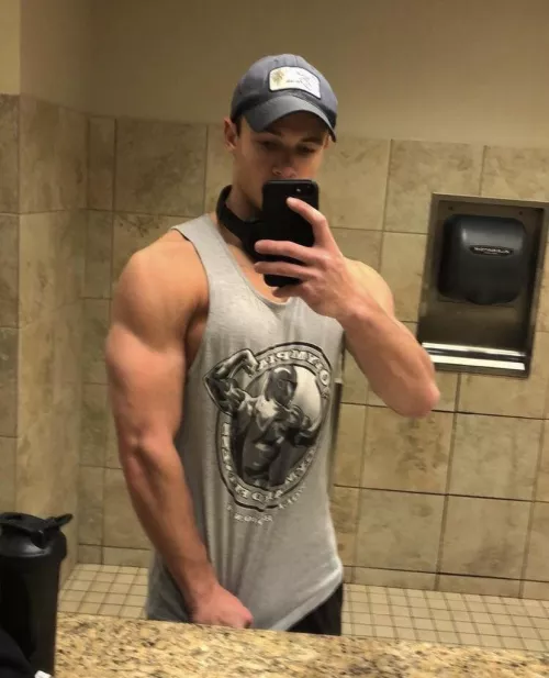 Muscular guys only, send body pic when adding snap: Martino19