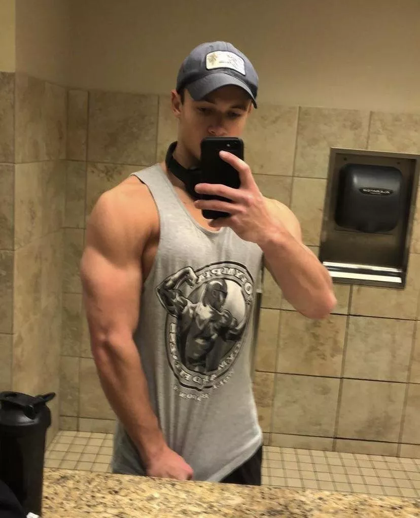 Muscular guys only, send body pic when adding snap: Martino19