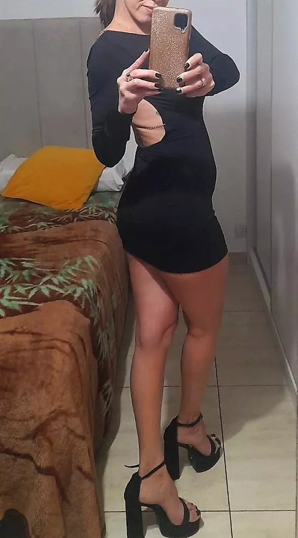 Do you like my black outfit? I'm a hot Milf :)
