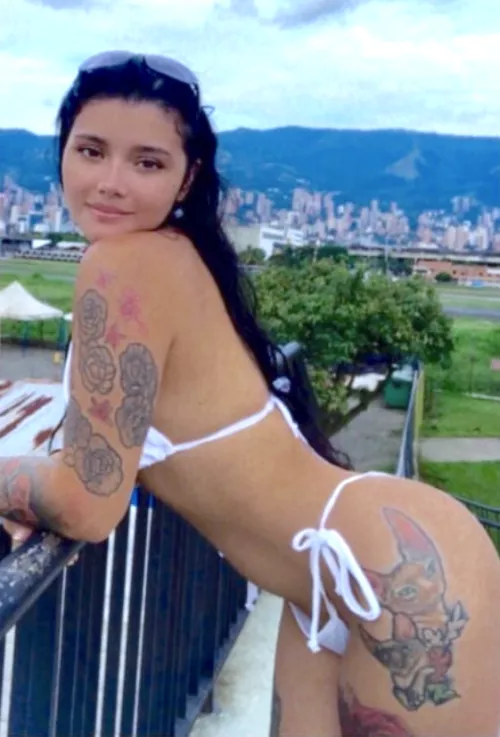 Is there any older men here who love Latinas with thick thighs? 🤔