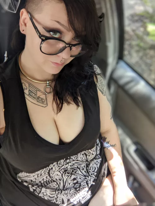 Just another selfie 🖤👀 I hope you had a good day 🥰