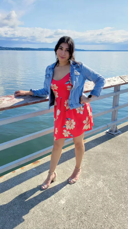 Lunch date on the pier 🌻