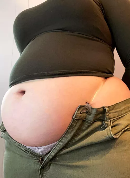 My bf force fed me 4 XL pizzas 3 boxes of chicken wings and 5 milkshakes I didn’t know you could get this bloated