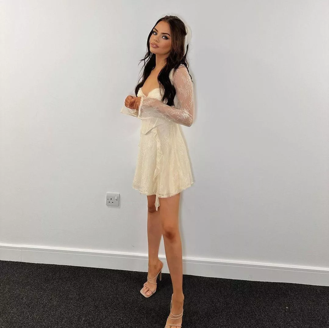 Petite chav slag ready for upskirt