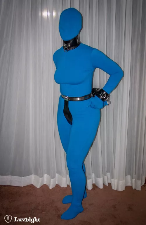 There's something you don't see every day... Dee Luvbight belted, cuffed, and collared in a Zentai suit. June 2002.