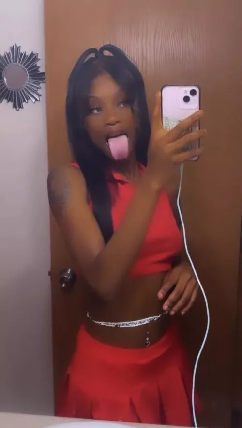 who wants to submit to me 😩👻privrachel99