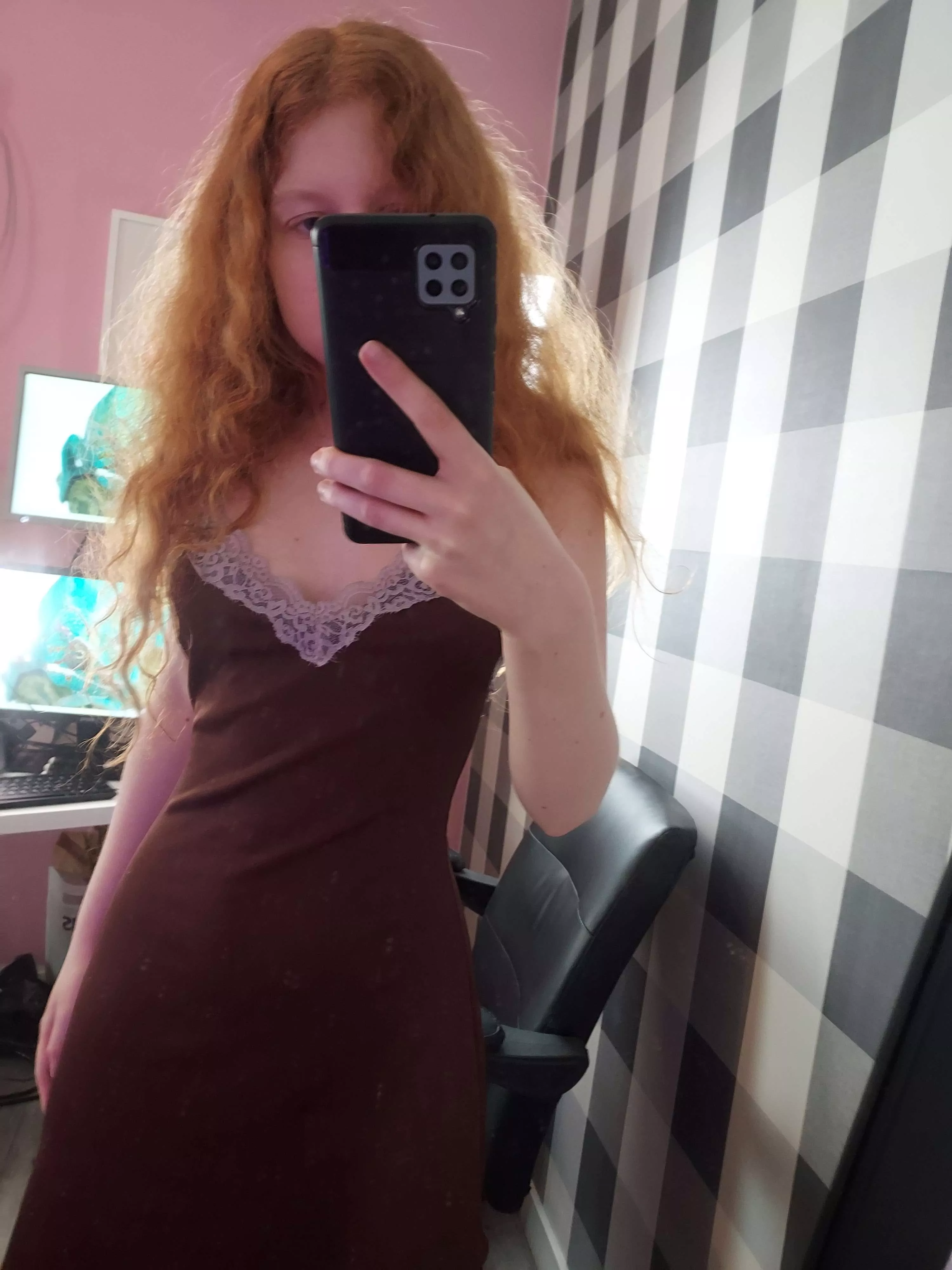 A pretty dress for a pretty lady, don't you think? 😉 Live now!