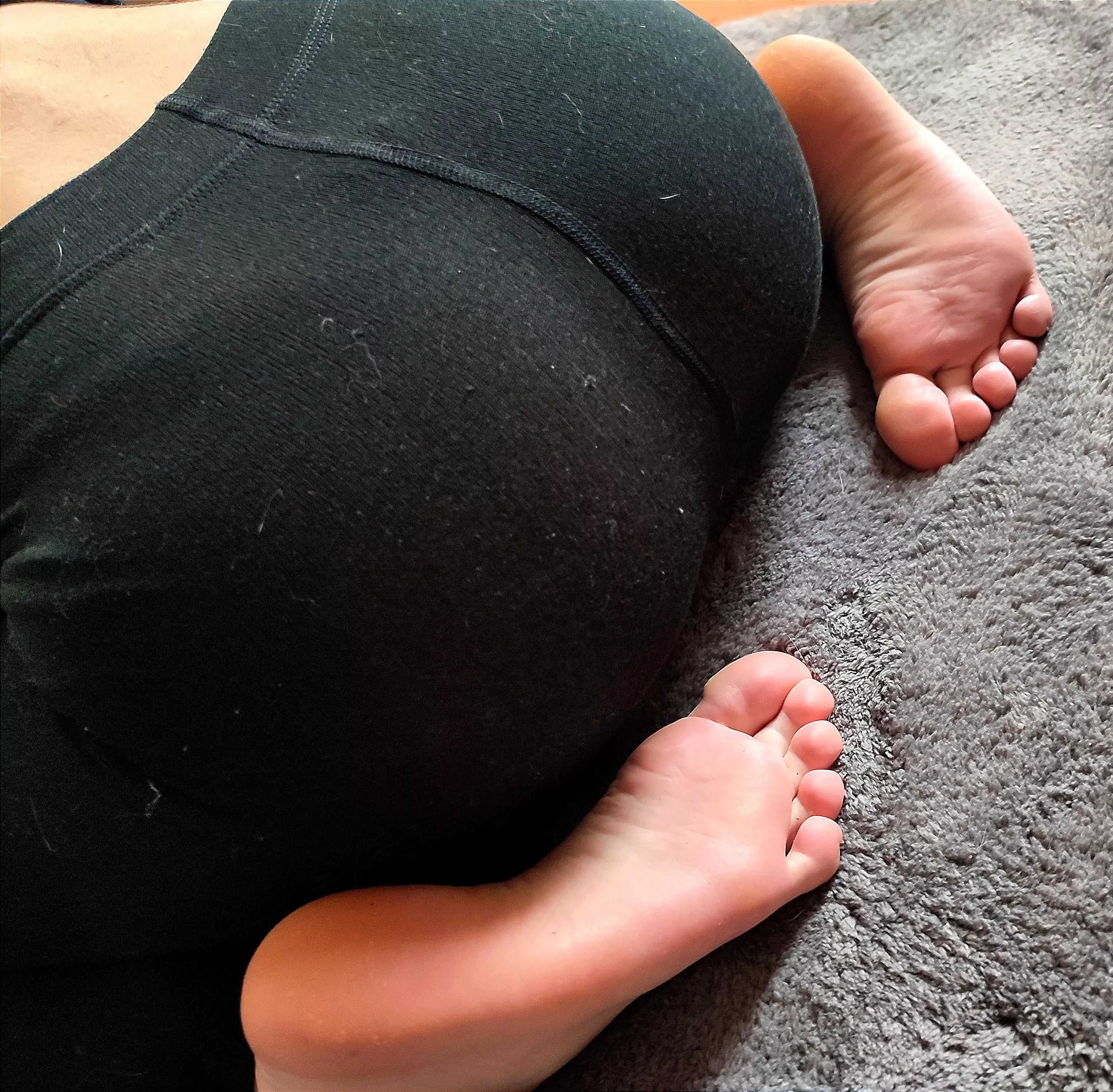 Booty in yogapants or bare feet? 😏