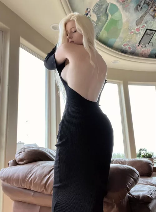 Coz side boobs are underrated