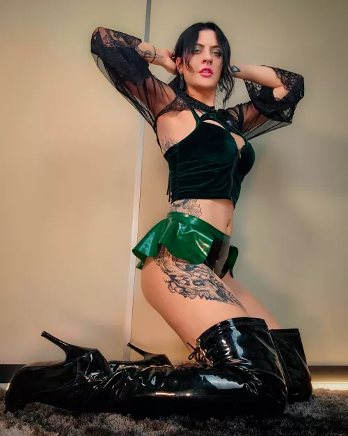 Mixing it up! wearing my handmade latex hot pants. Boots are stealing the show 👀