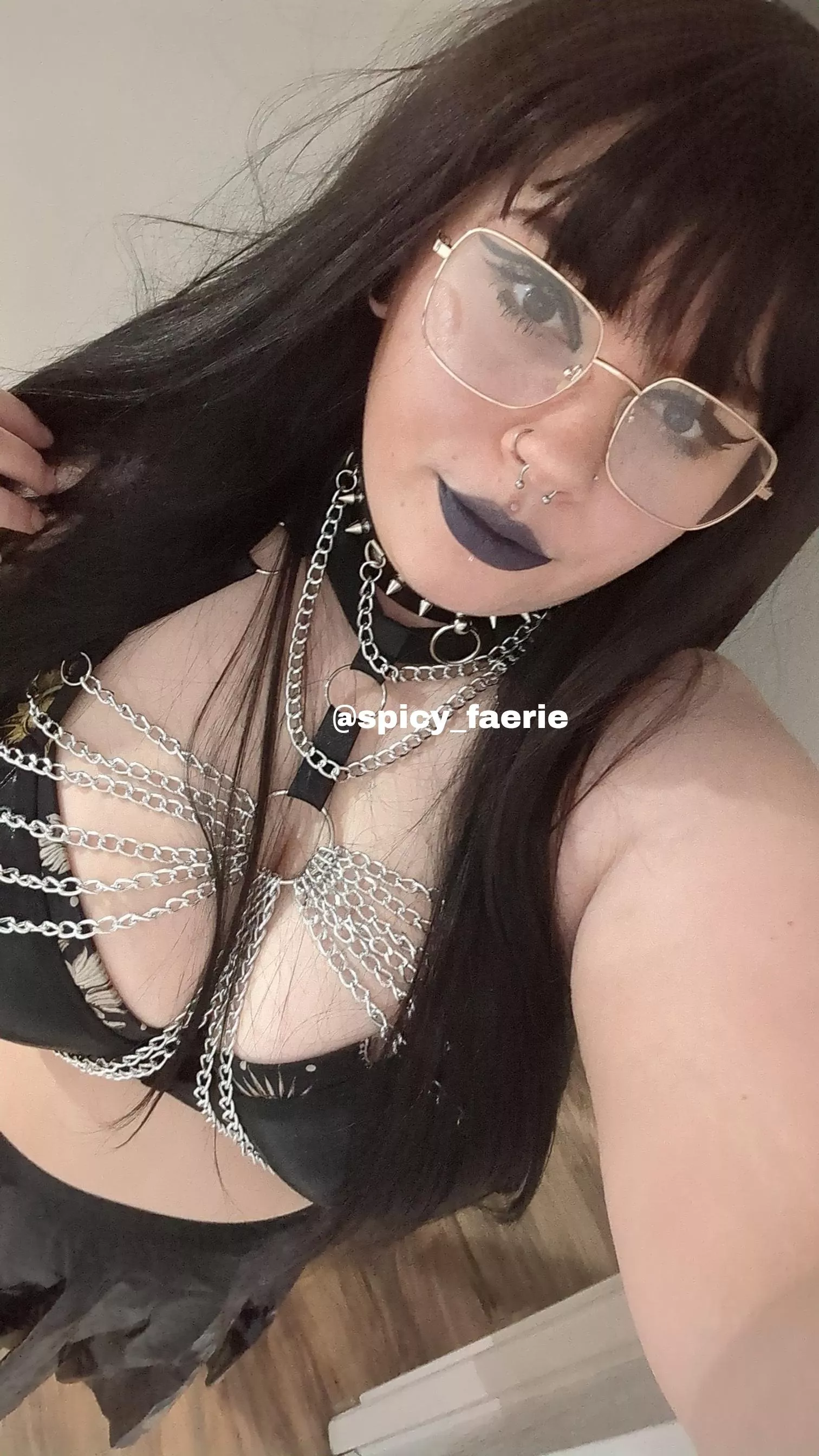 Chubby goth babe 🖤