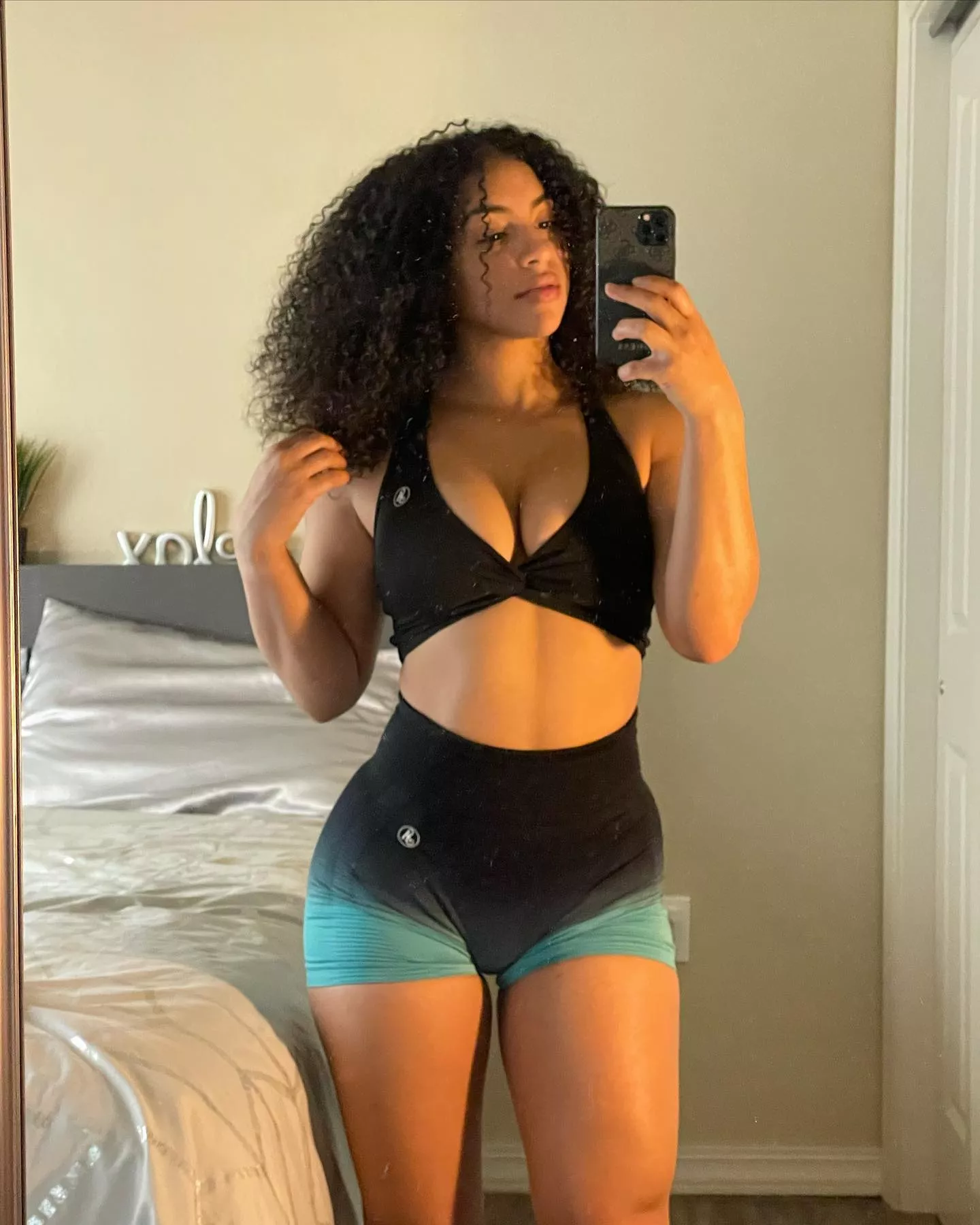 Elizabeth/Alexi Johnson (@_.elizabeth.84_)