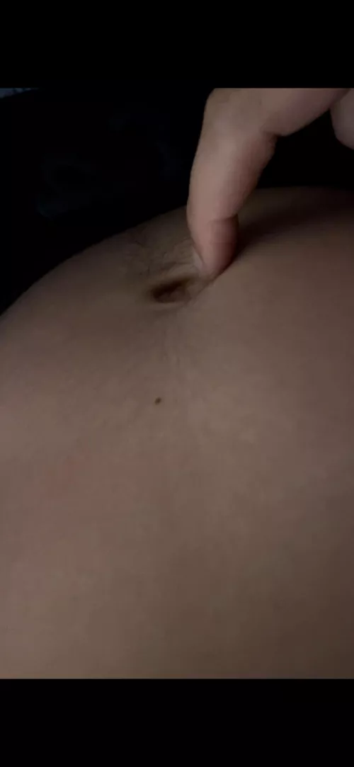 Girlfriend loves to play with my belly button