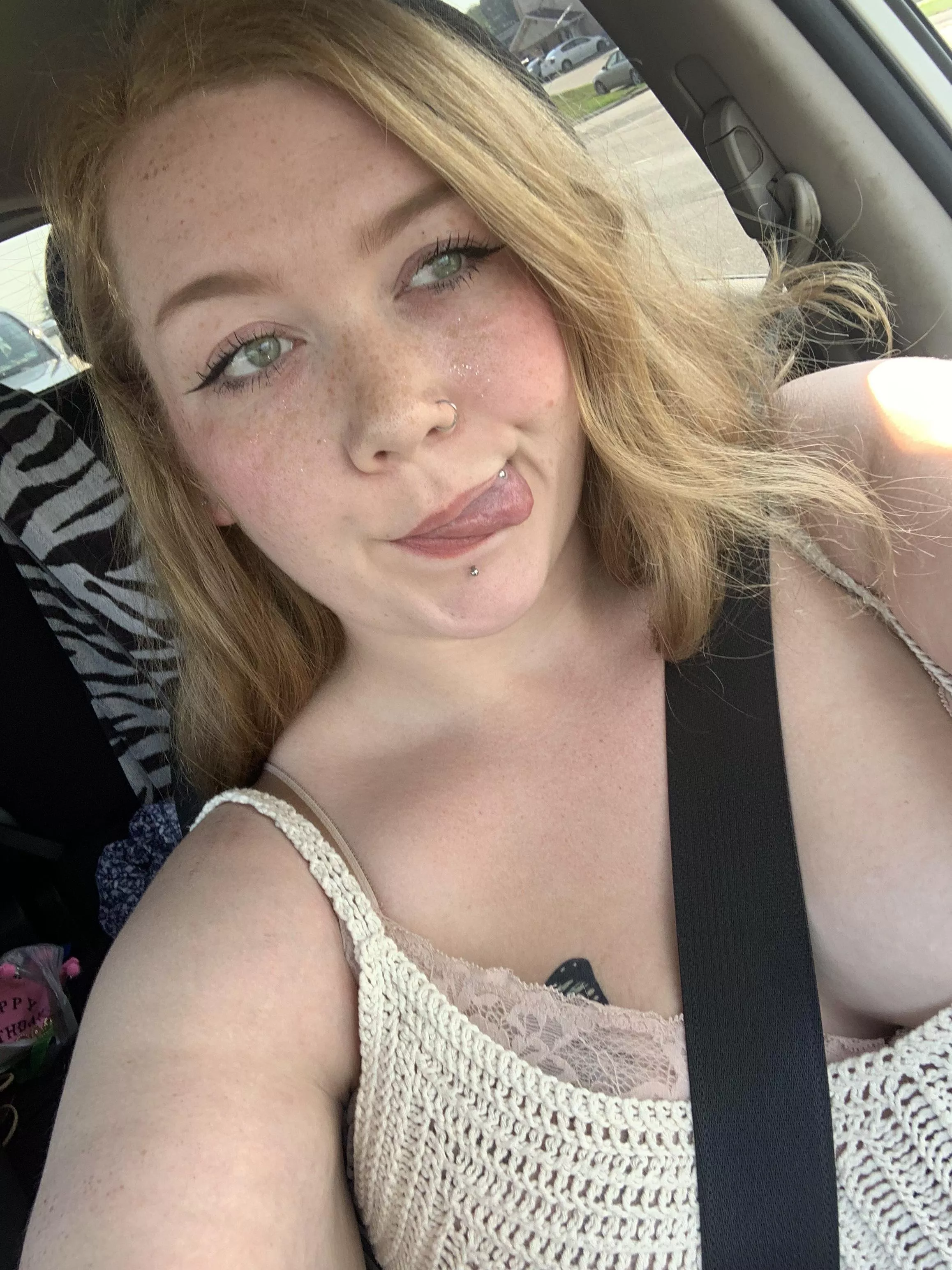 greeeen eyes I’ll run away with youuu greeen eyessss