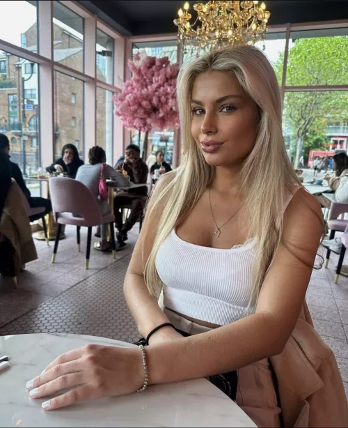 I love a bright white top! 🤍