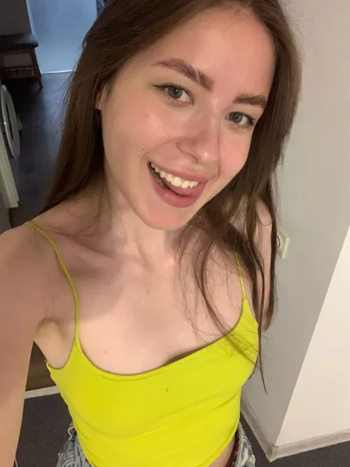 I love my bright green top 💚