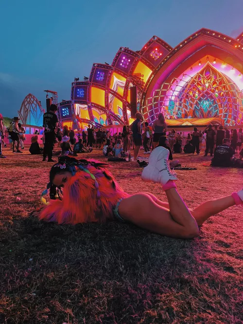 I promise there’s nothing more fun than running around edc with me✨