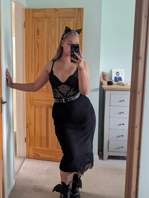 Pretty goth kitten 😌