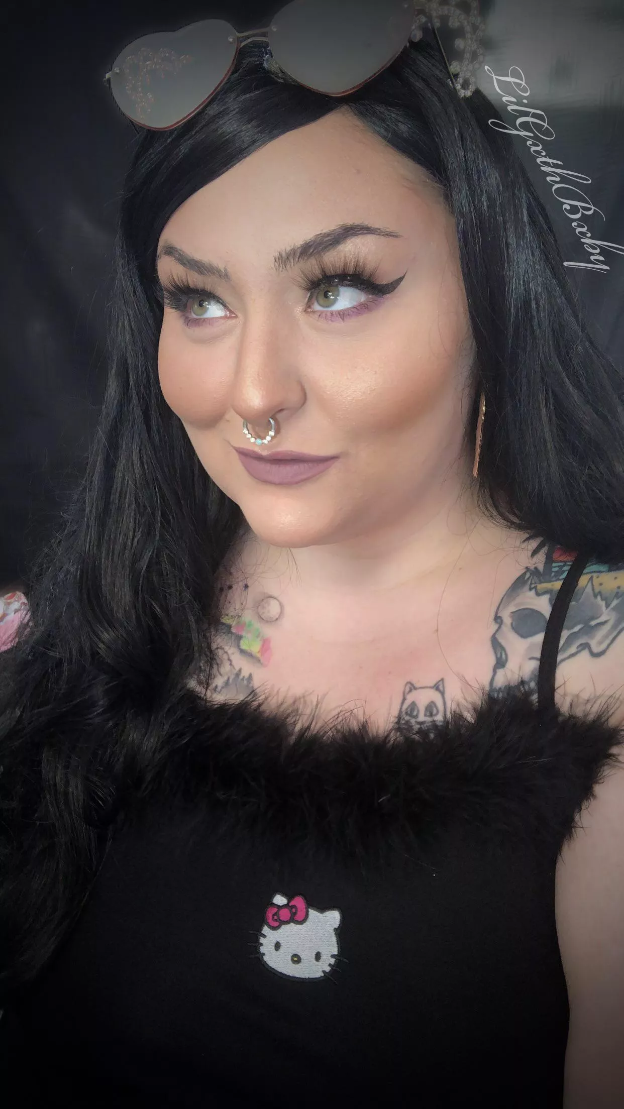 Try not to fall in love if I look at you like this -