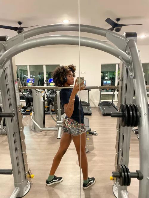 6[f]t gym baddies that needs a face to do reps on