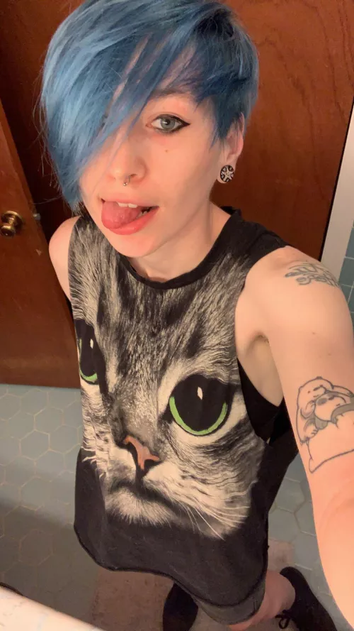 feel like i look super andro in this pic 💙