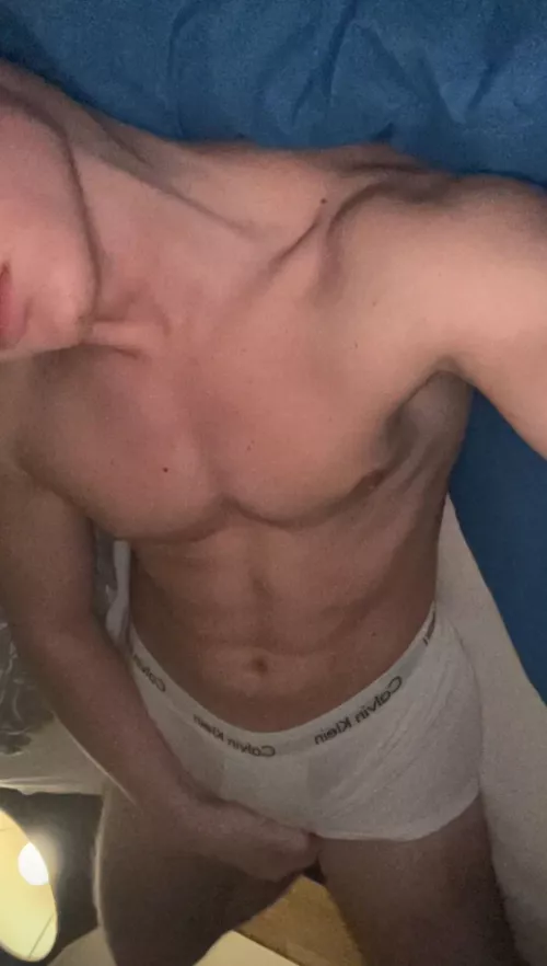 Muscular or fit guys message me if you want to comoare our muscles