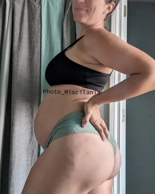The butt to preggo belly ratio is 🫶