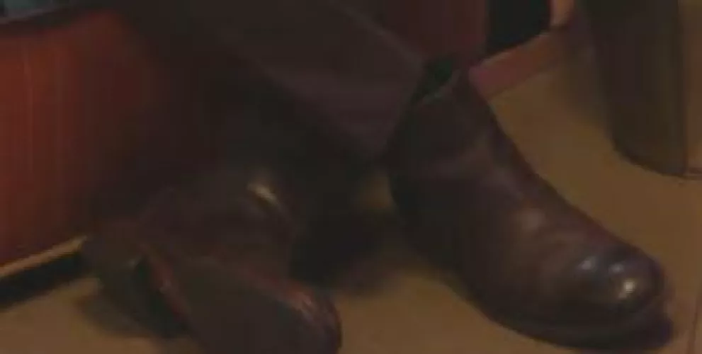 What boots does Bill Maher wear? (brown chelsea with a flat top above the ankle)