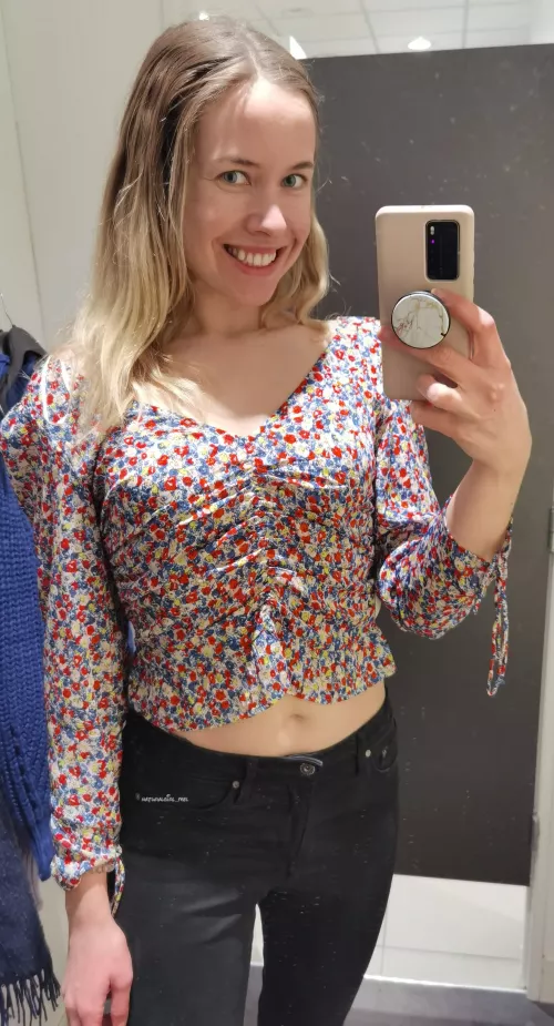 Apparently here are also not nude pictures allowed. So this is me trying on a cute blouse ☺️