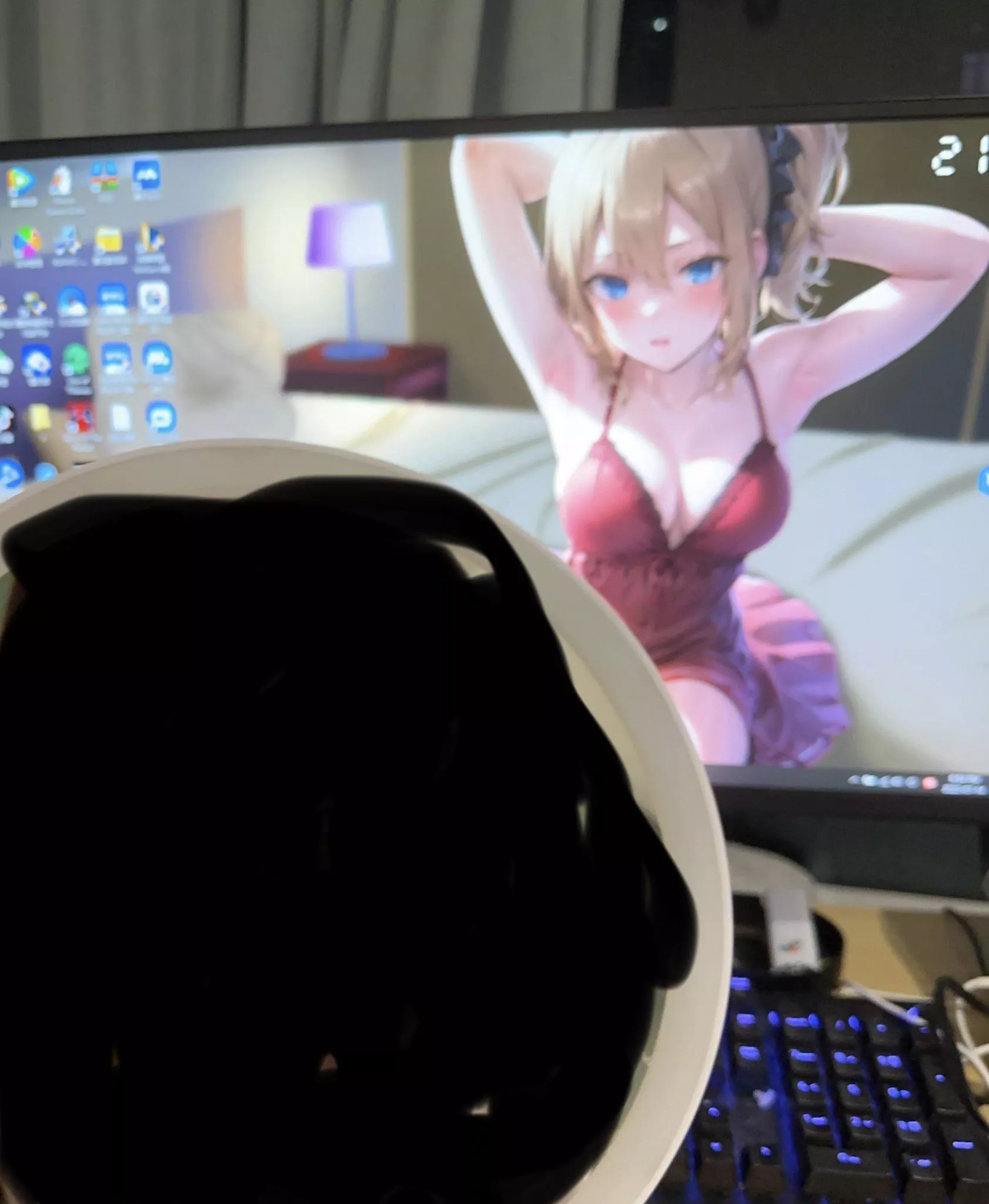 Could someone kindly help me find the wallpaper in this picture?