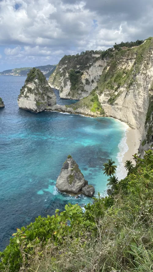 Have you been to Diamond Beach on the island Nusa Penida, Indonesia? Quite crowded but beautiful.