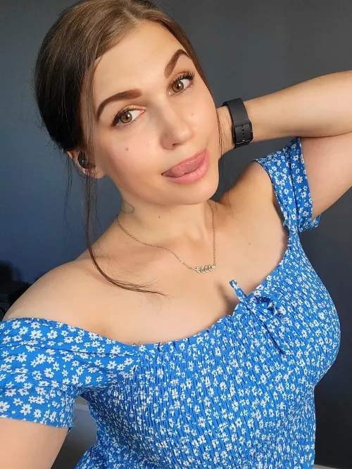 Hey streaming right now and waiting for you 🥰 [Tiny_hat]