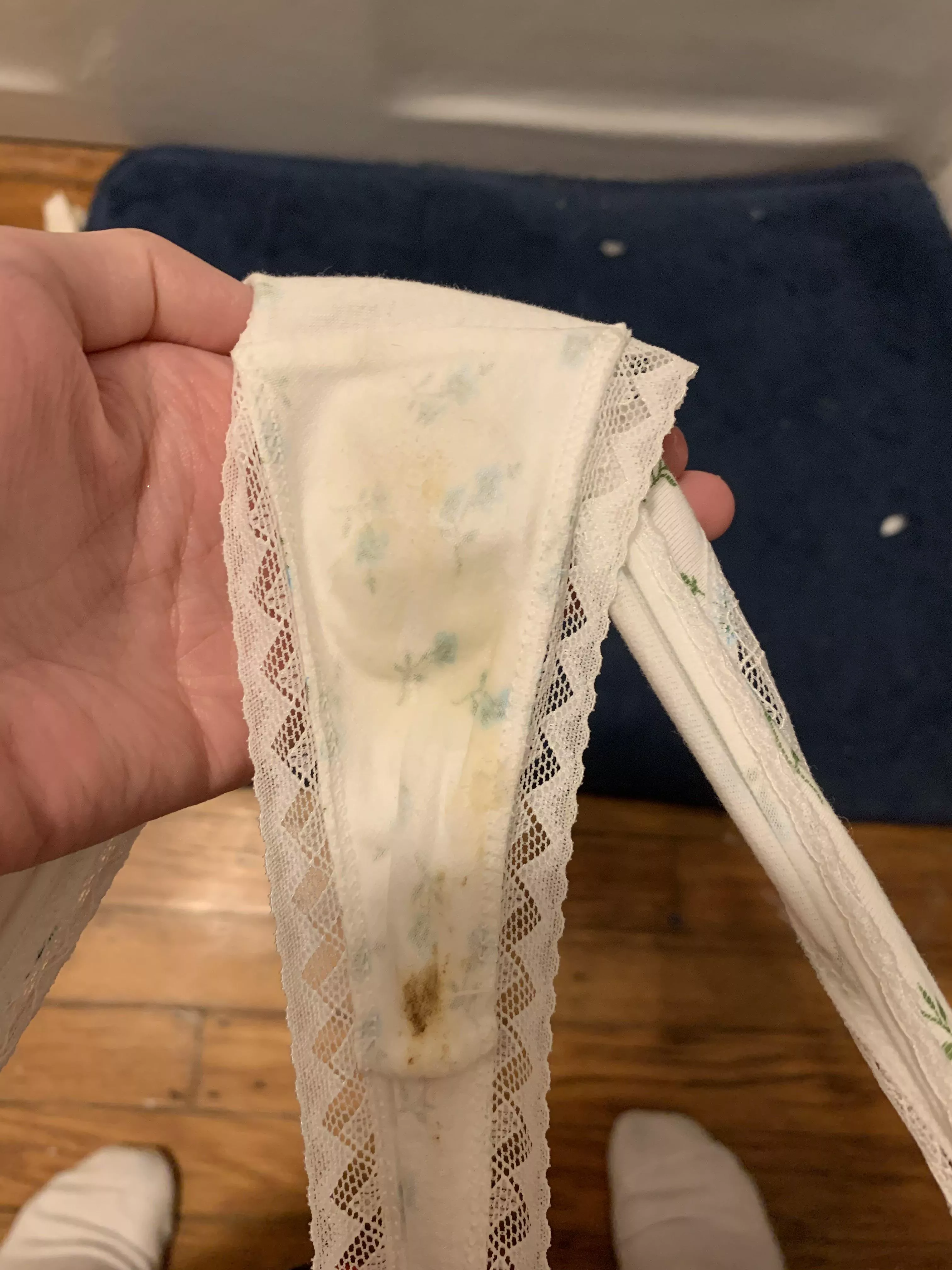 I always get accidental skid marks on my thongs >///<