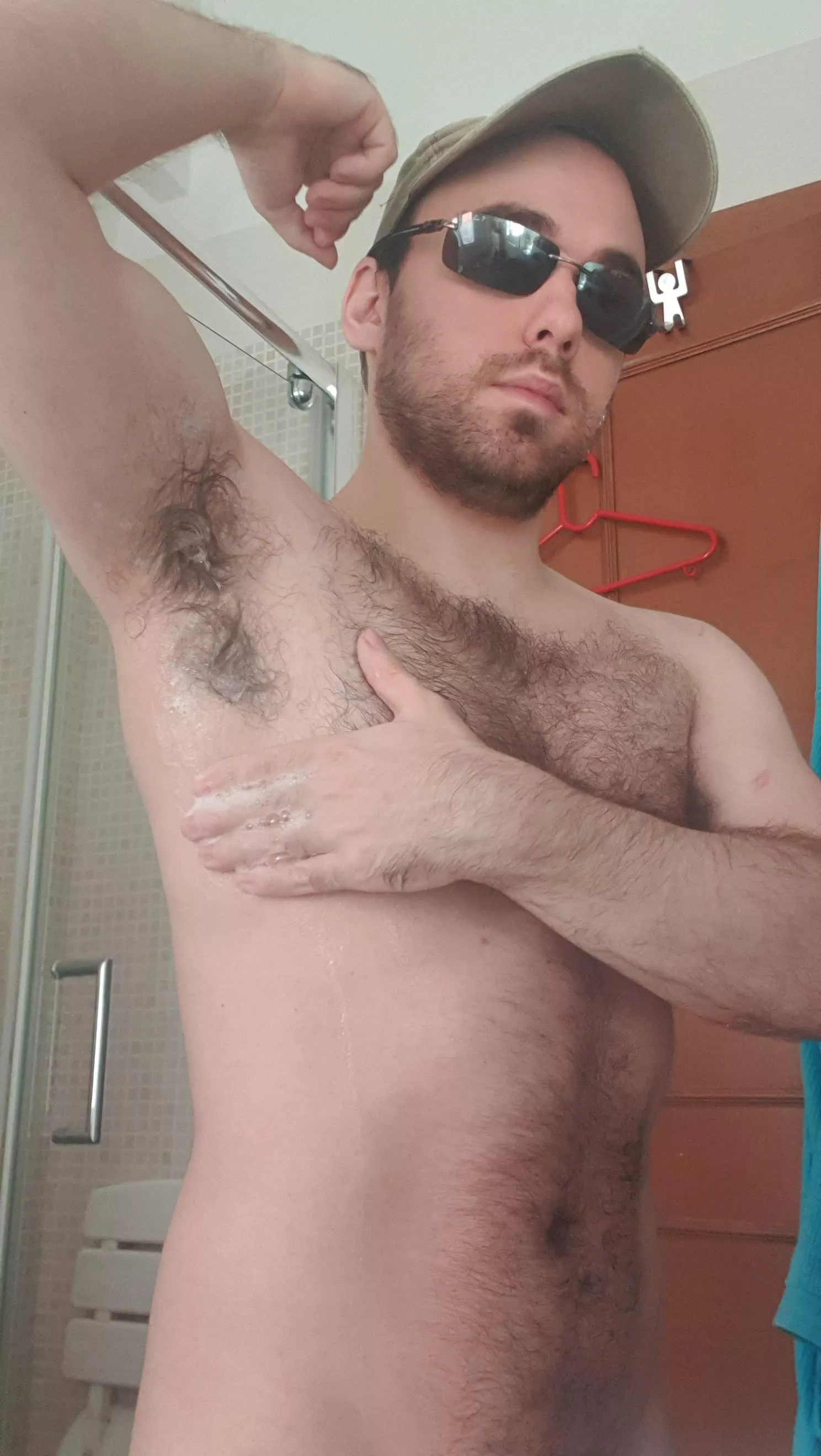 I'm washing my armpits, do you want join to help me?