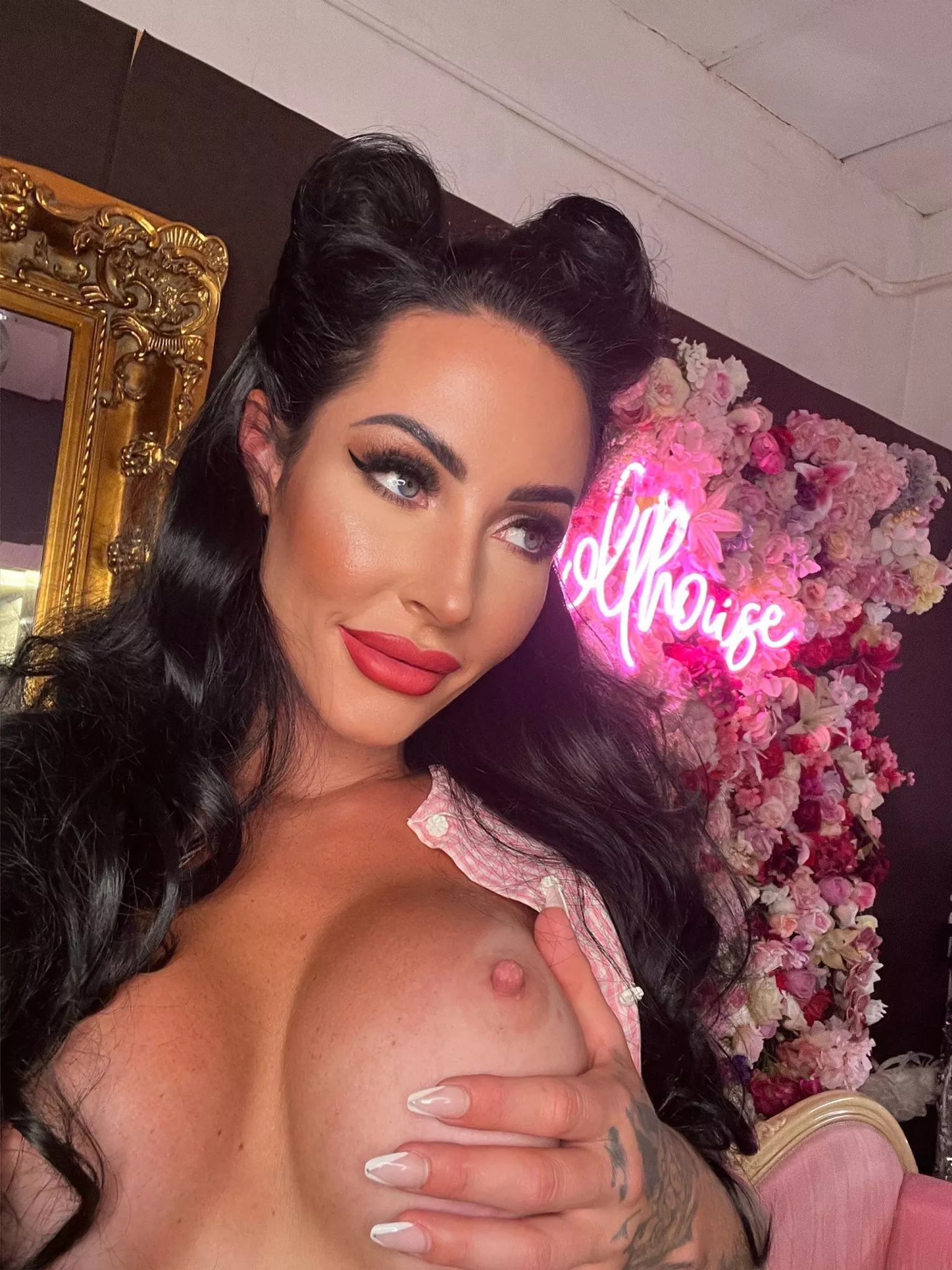 Red lippy and perfect boobs