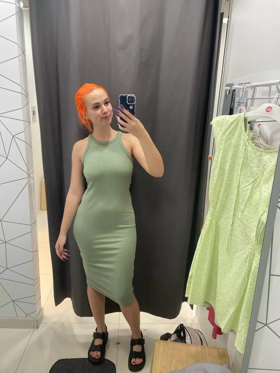 Sexy dress, but i think it is too big in belly