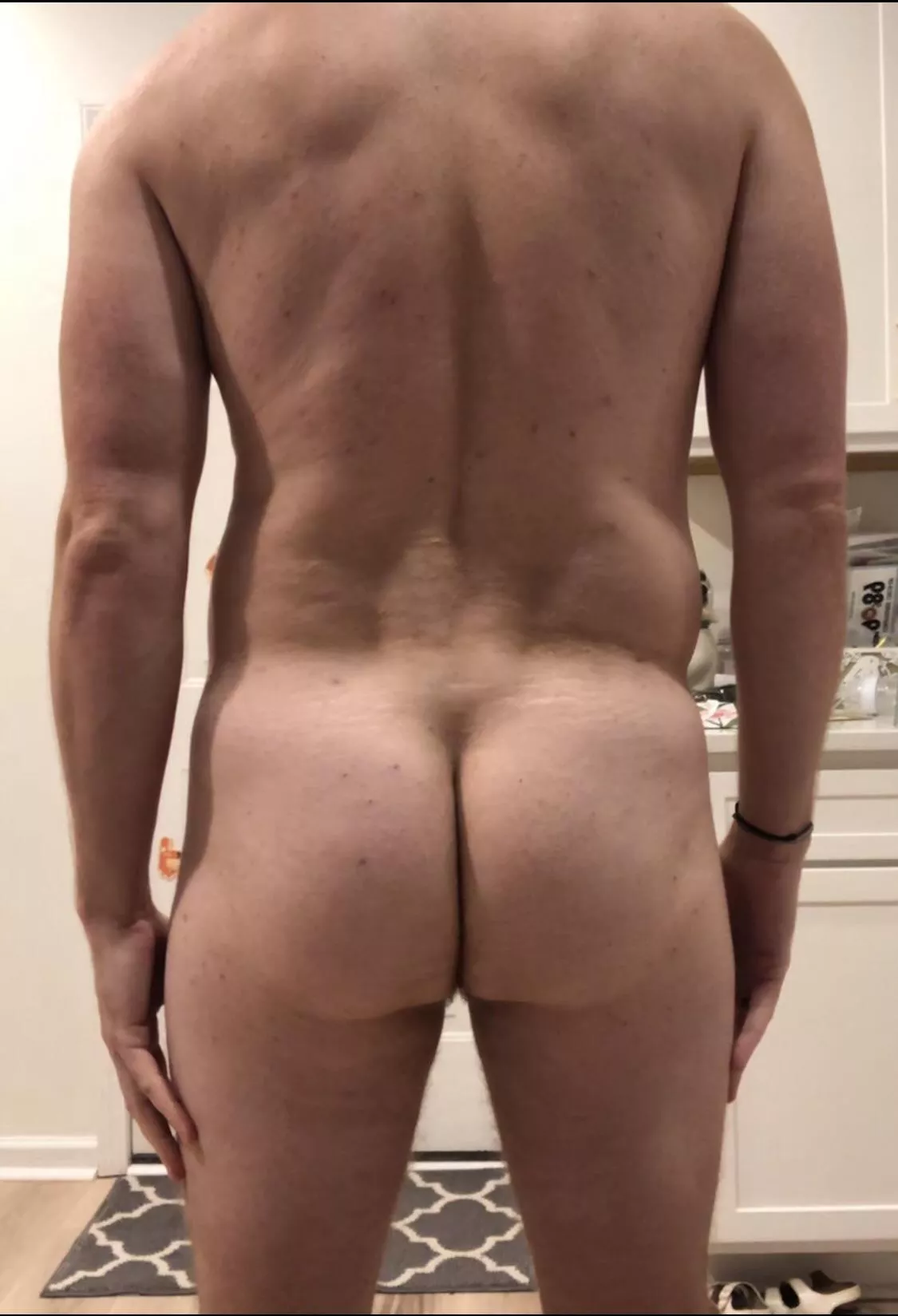 [32] I’ve gotten tons of compliments on my ass since I was young. Trying to keep that one of my better features 👋🏻😉