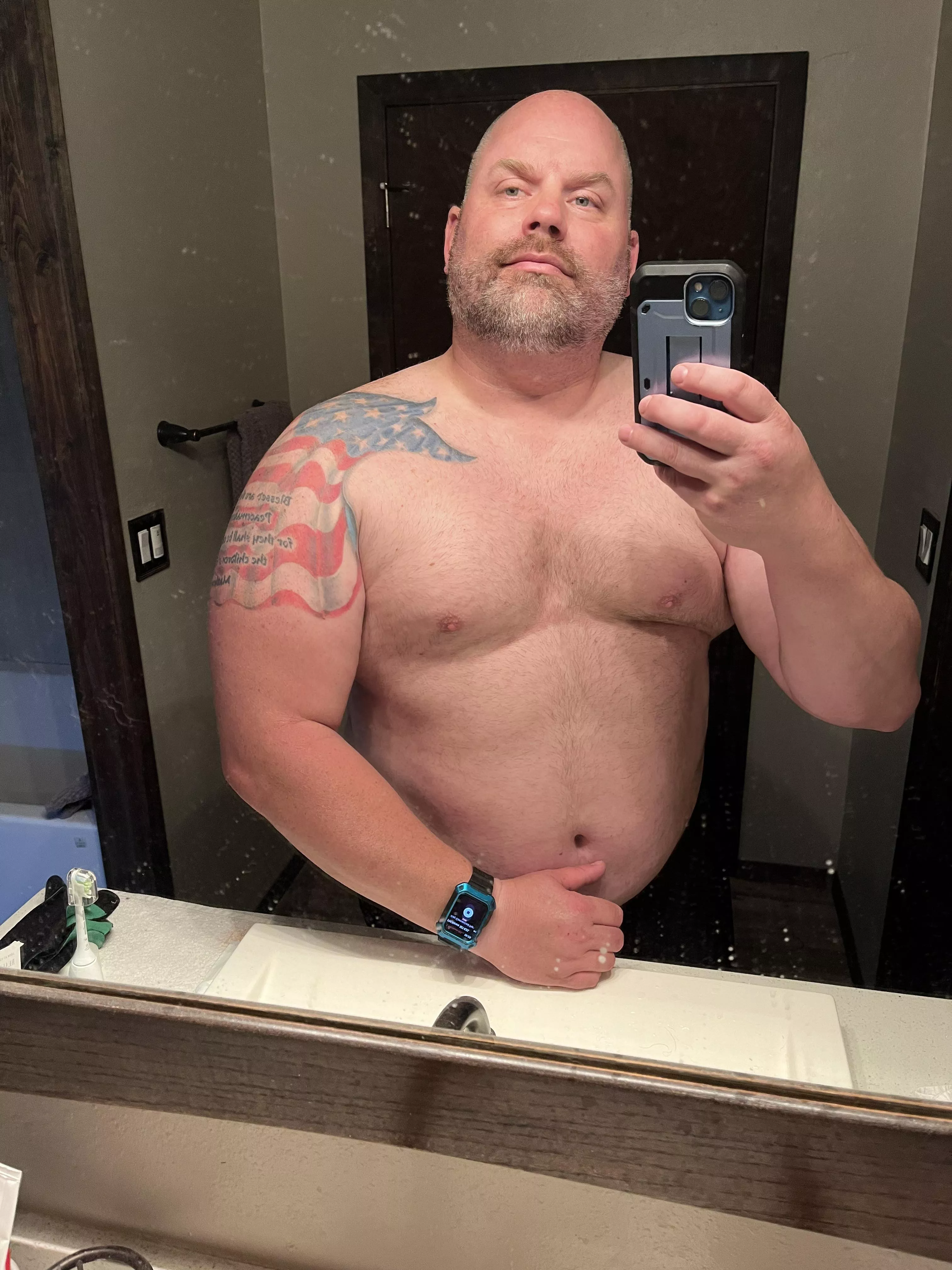 Any dadbod lovers?