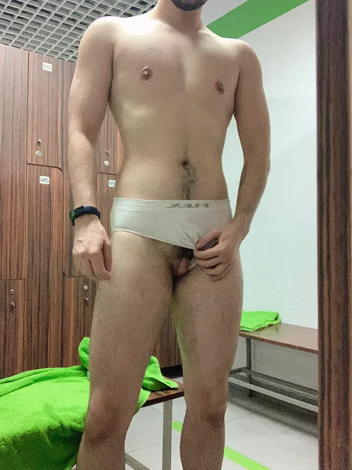 Do I use the valry locker room?