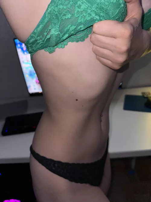 I want to show you my ribs every day.